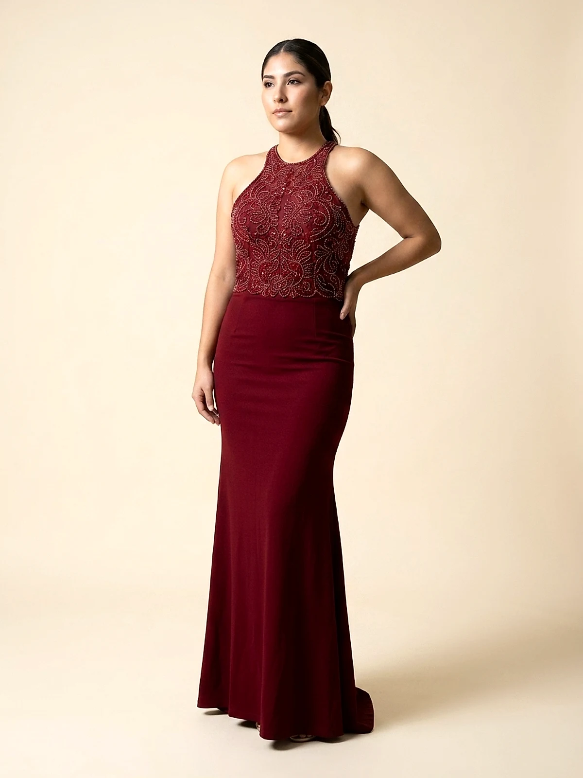 Vestido en renta: #102 Vestido de gala vino con pedrería y espalda en rombo frente