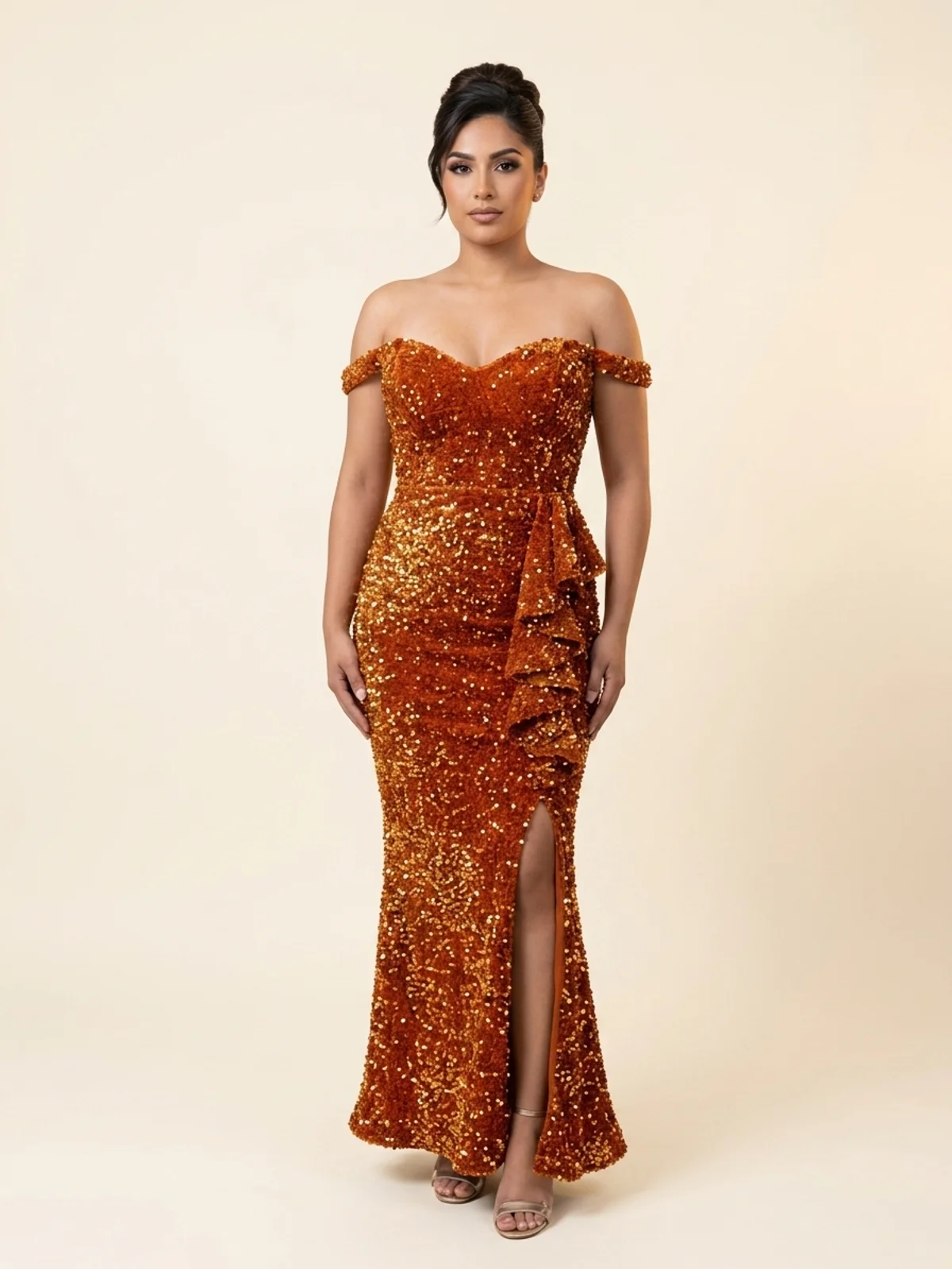 Vestido en renta: #104 Vestido de gala cobre con lentejuelas y hombros caídos frente
