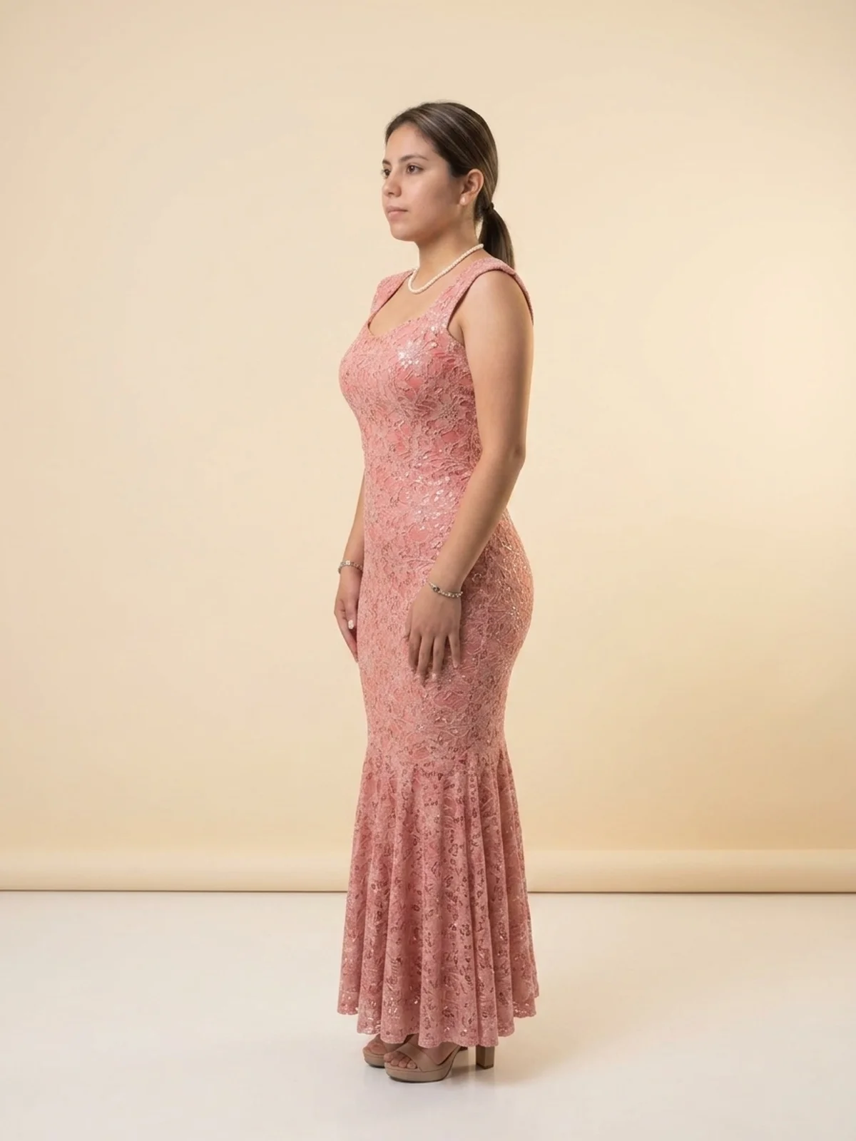 Vista de perfil 65° de #107 Vestido trompeta coral en encaje con micro-lentejuelas