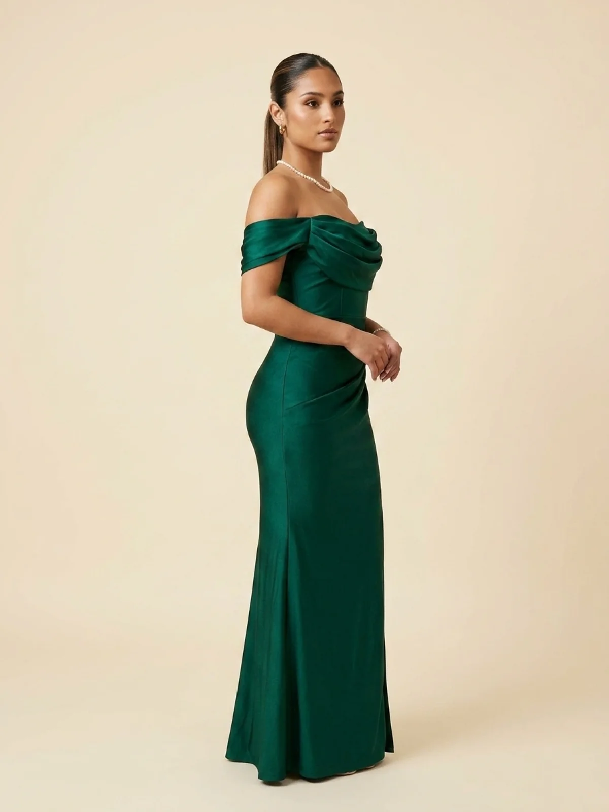 Vista de perfil 65° de #108 Vestido de gala verde esmeralda con escote drapeado