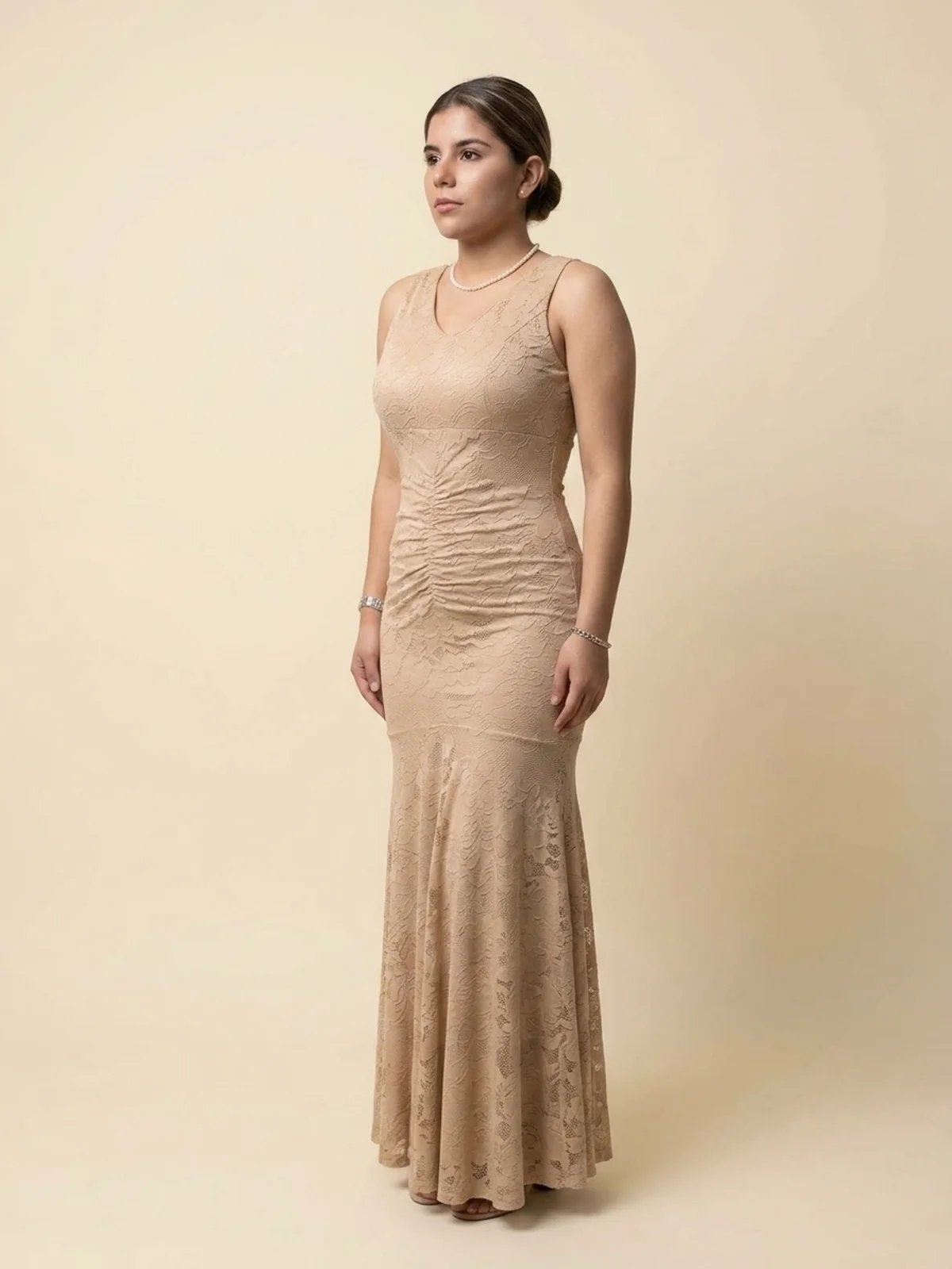 Vista de perfil 65° de #109 Vestido sirena nude en encaje con fruncido estilizador