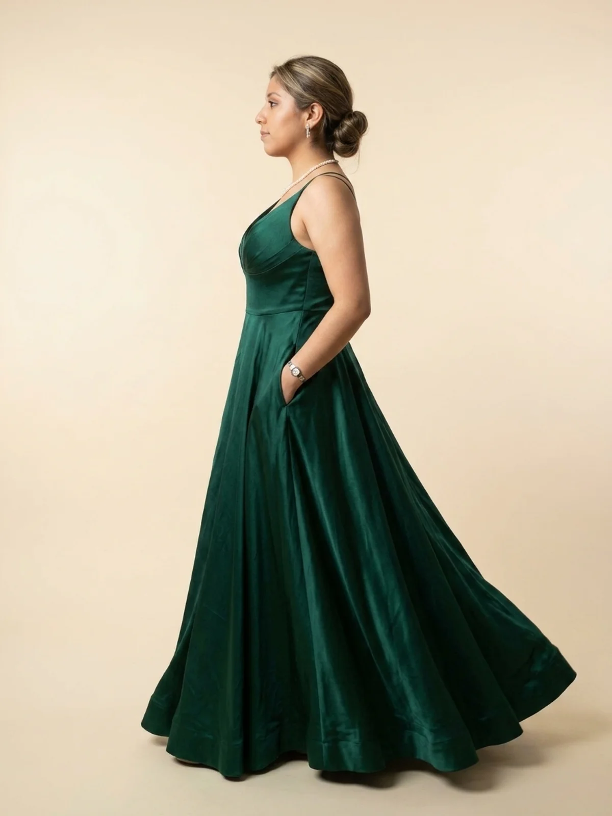 Vista de perfil 65° de #110 Vestido princesa verde esmeralda en satén con bolsillos