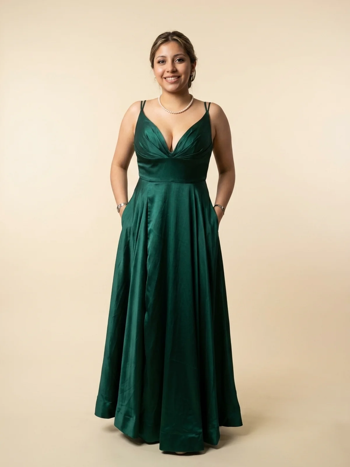 Vestido en renta: #110 Vestido princesa verde esmeralda en satén con bolsillos frente