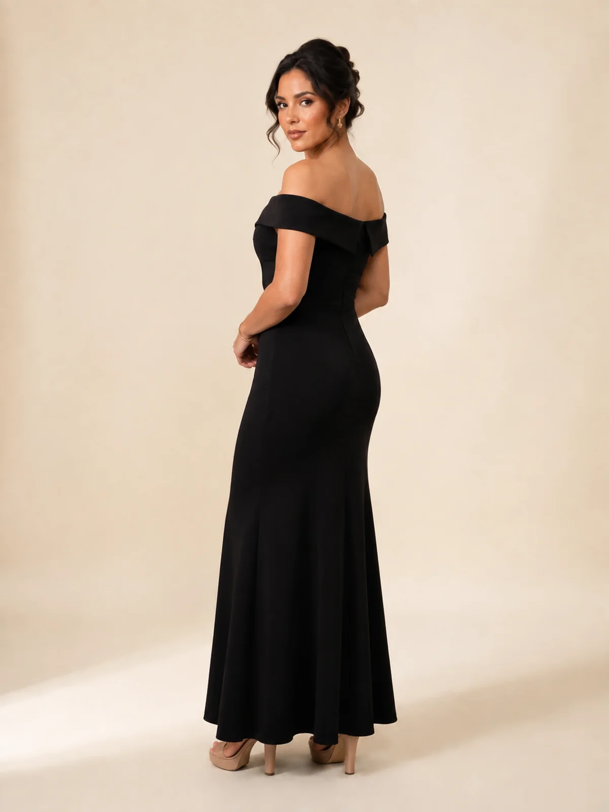 Vista de perfil 65° de #116 Vestido largo negro con escote Bardot y abertura