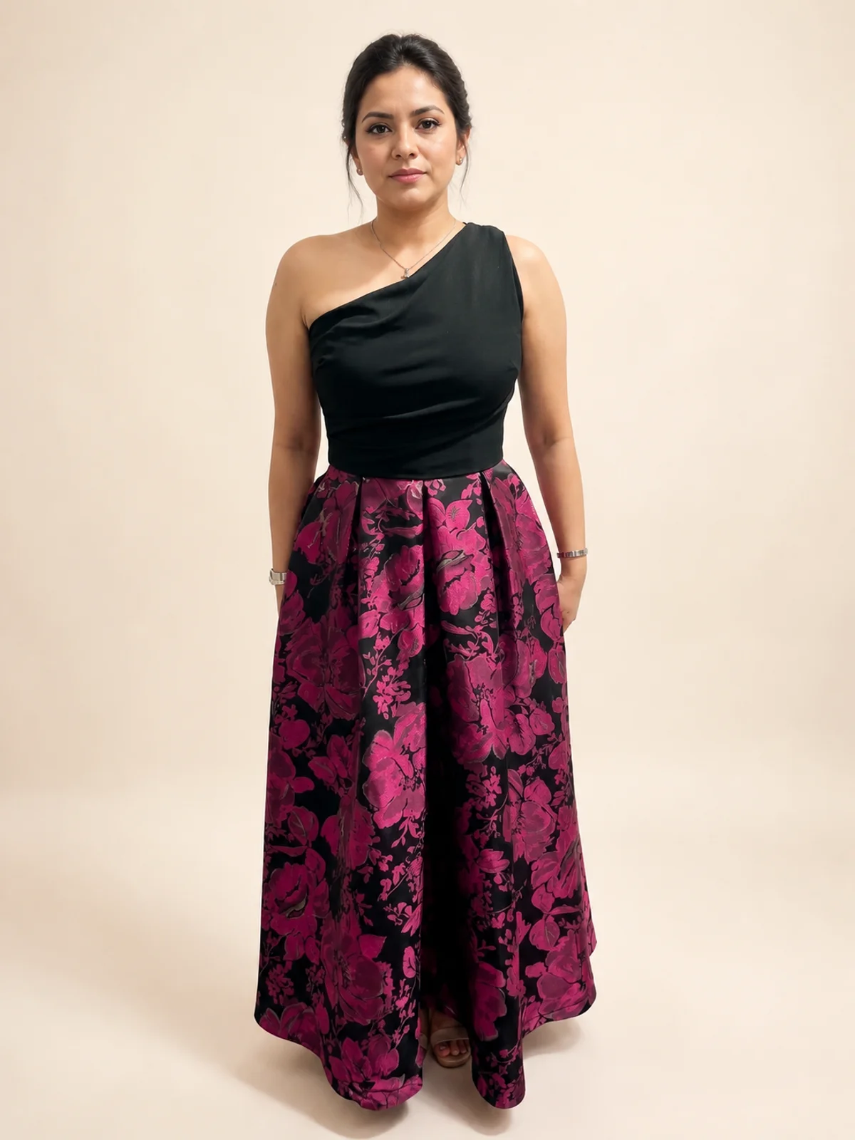Vestido #122 Vestido columna con abertura magenta borgoña en renta en Monterrey frente