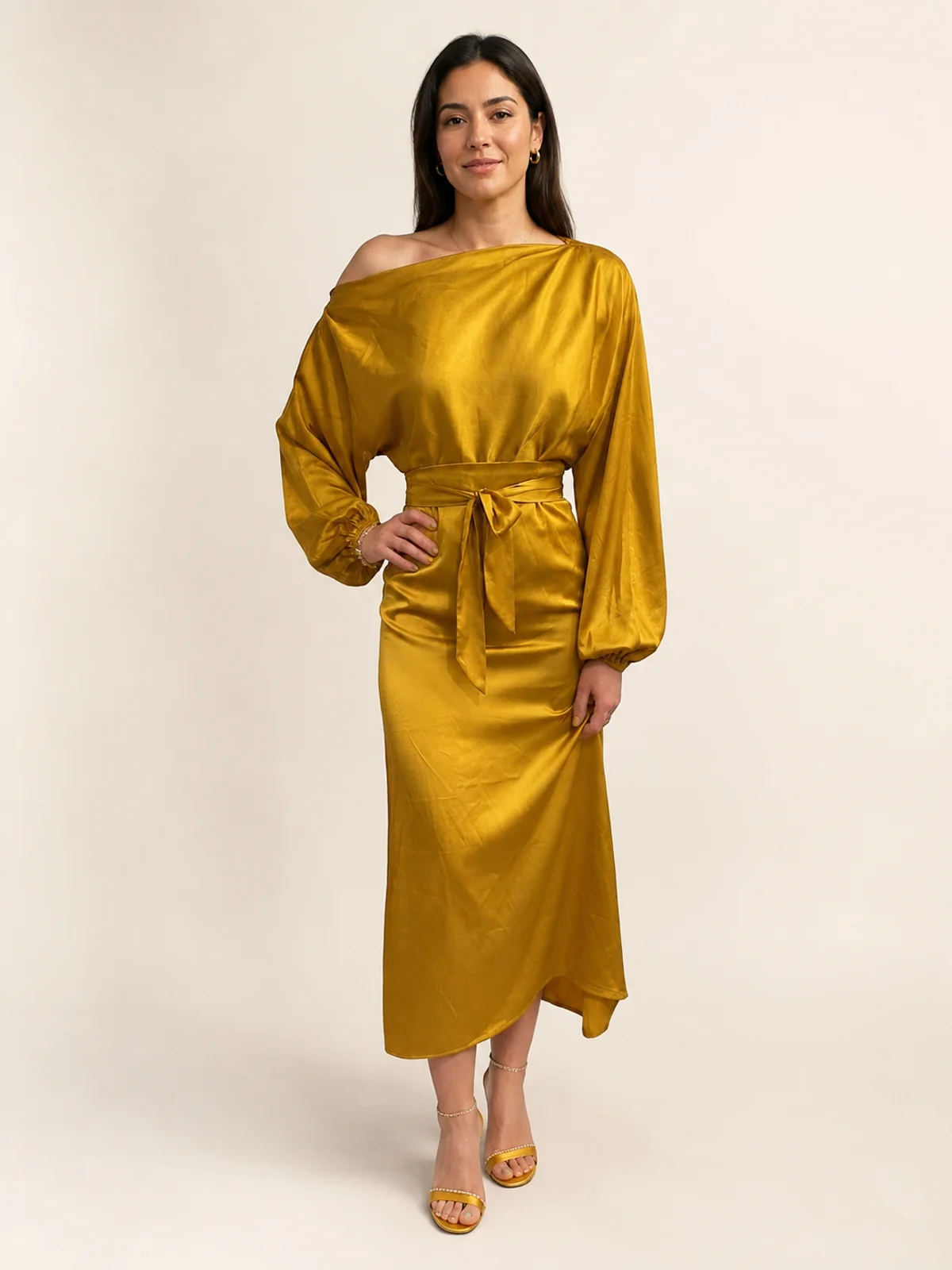 Vestido en renta: #125 Vestido cuello halter dorado champaña frente