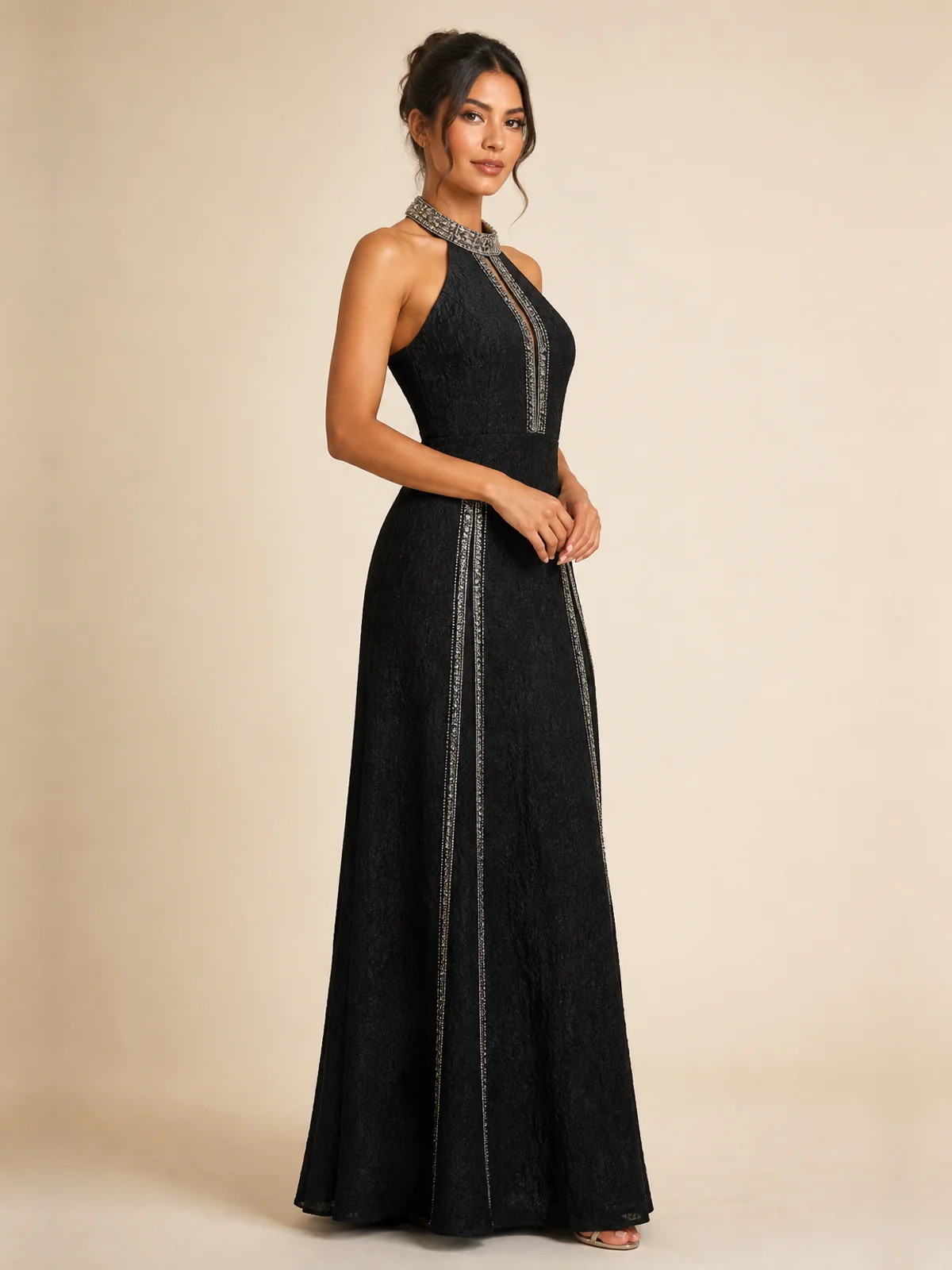 Vista de perfil 65° de #141 Vestido cuello halter negro noche