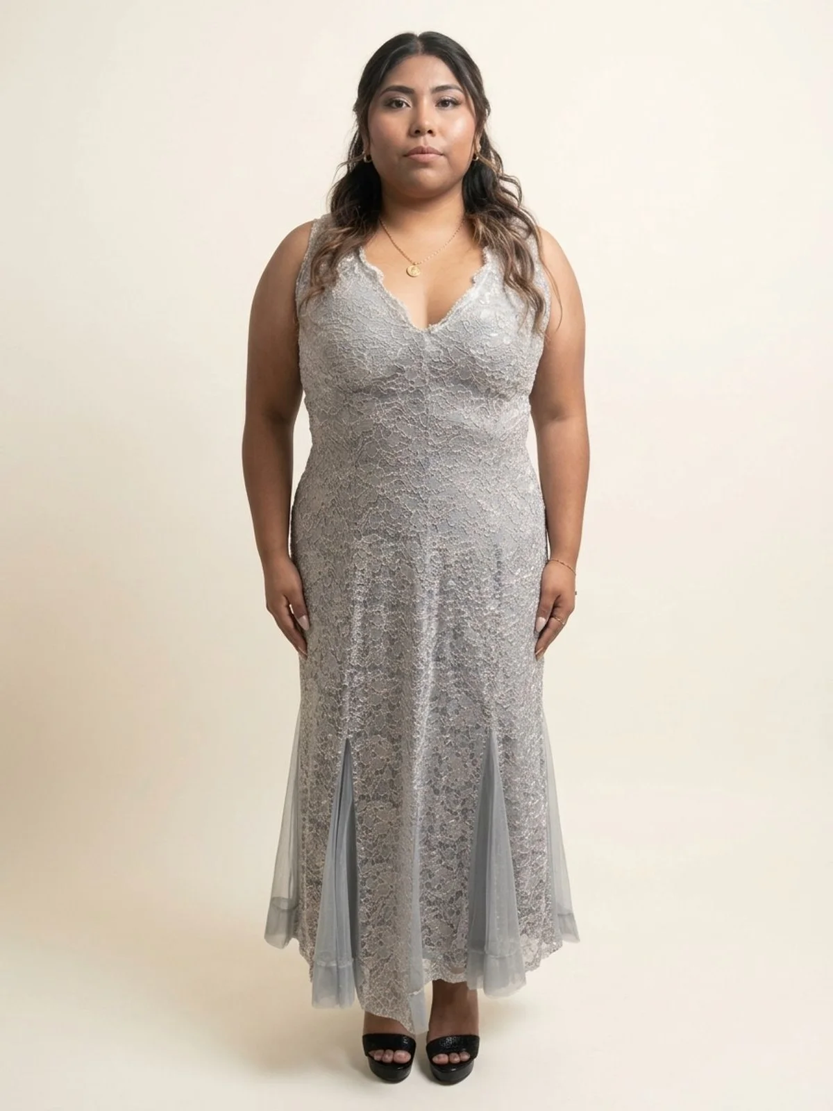 Vestido en renta: #219 Vestido drapeado de gala plata titanio frente
