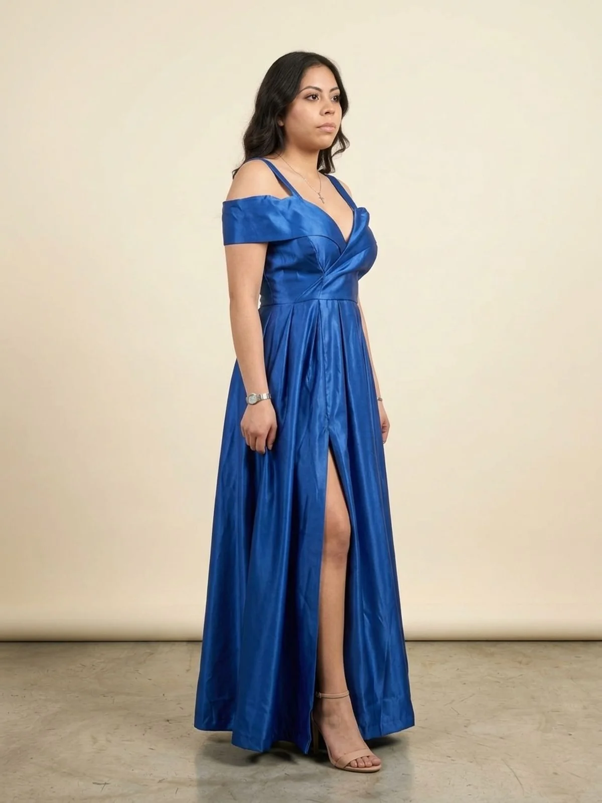 Vista de perfil 65° de #220 Vestido escote bardot azul rey vibrante