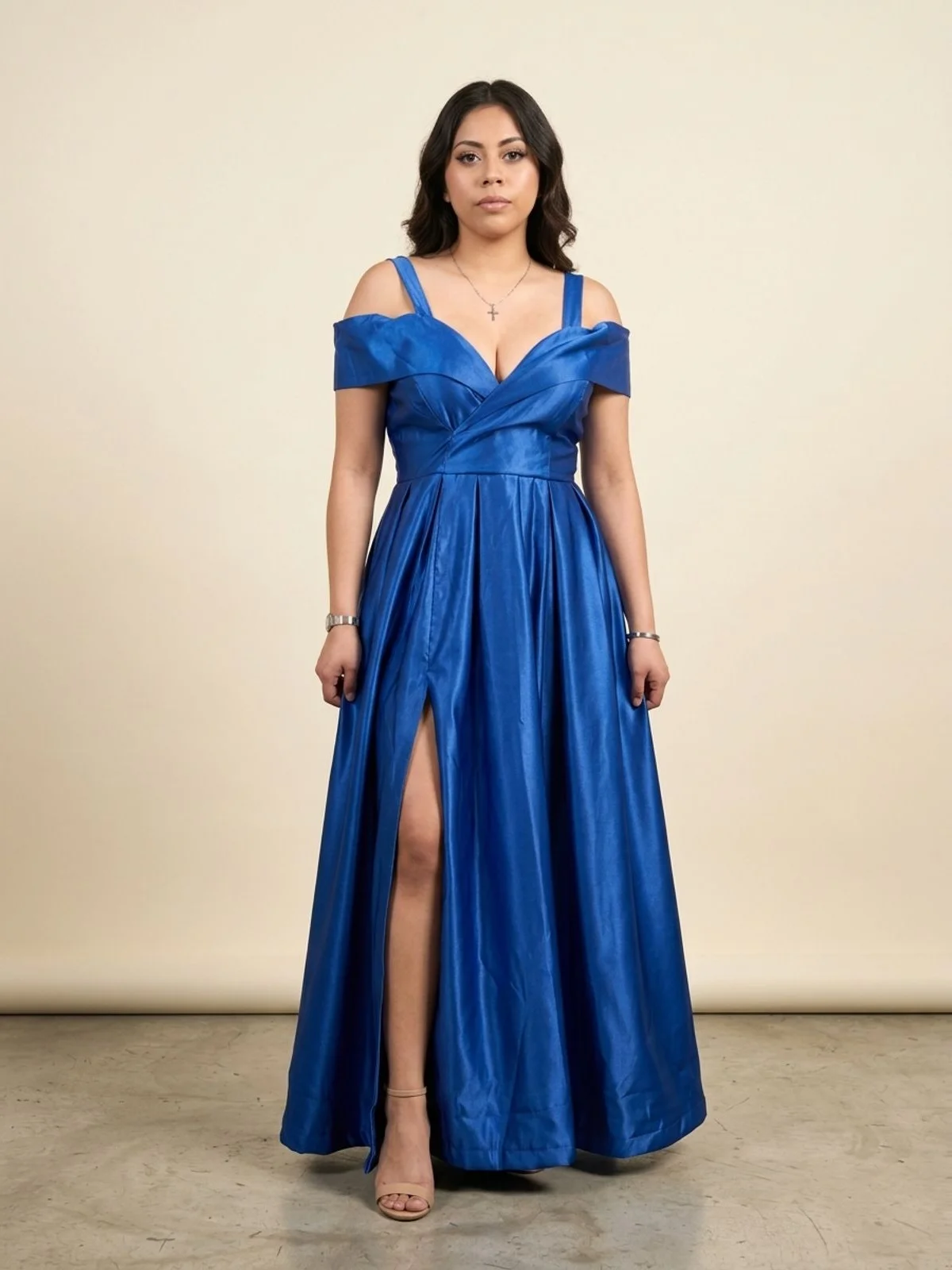 Vestidos de Noche Azul Cobalto y Azul Eléctrico: Máximo Impacto en Fiestas Regias