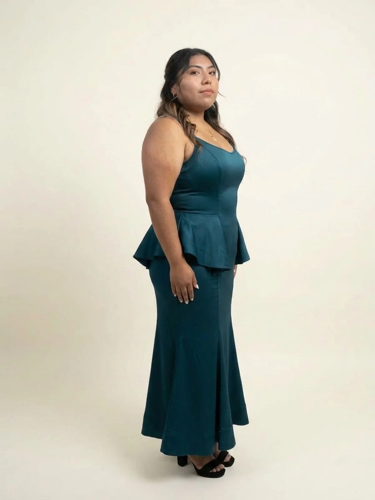 Vista de perfil 65° de #221 Vestido cuello halter azul marino titanio
