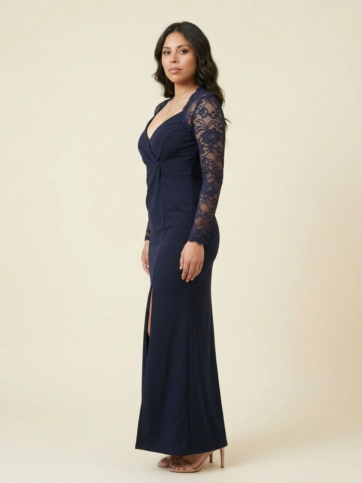 Vista de perfil 65° de #229 Vestido cuello halter negro noche