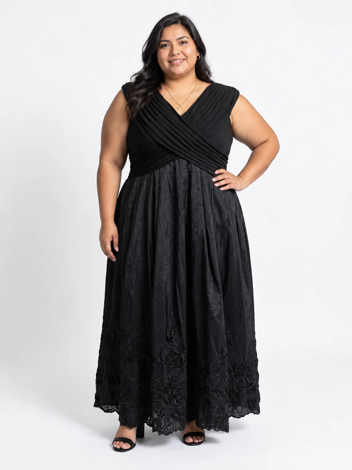 Vestido #231 Vestido línea a en satén negro noche en renta en Monterrey frente