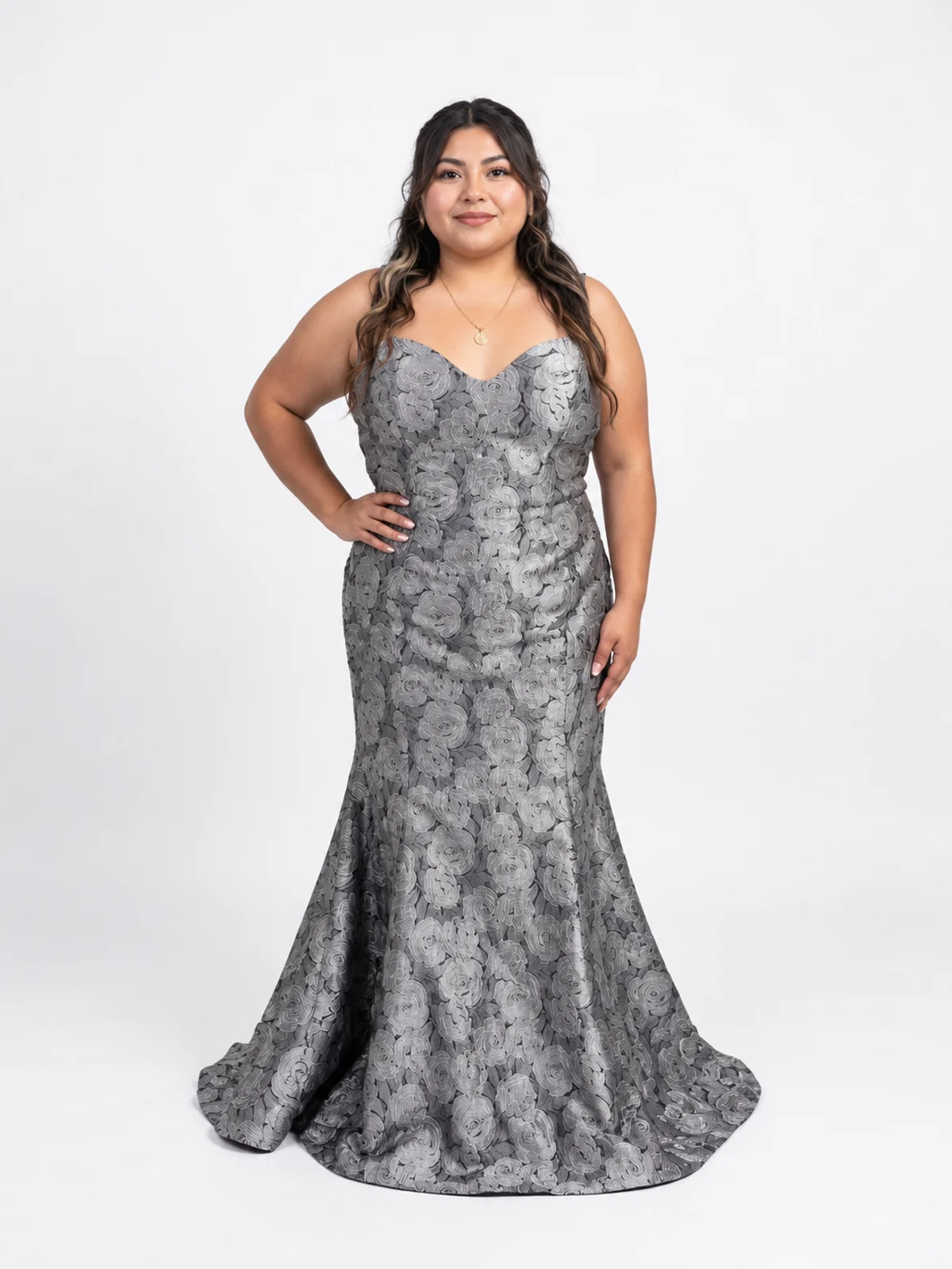 Vestido #241 Vestido princesa plata titanio en renta en Monterrey frente